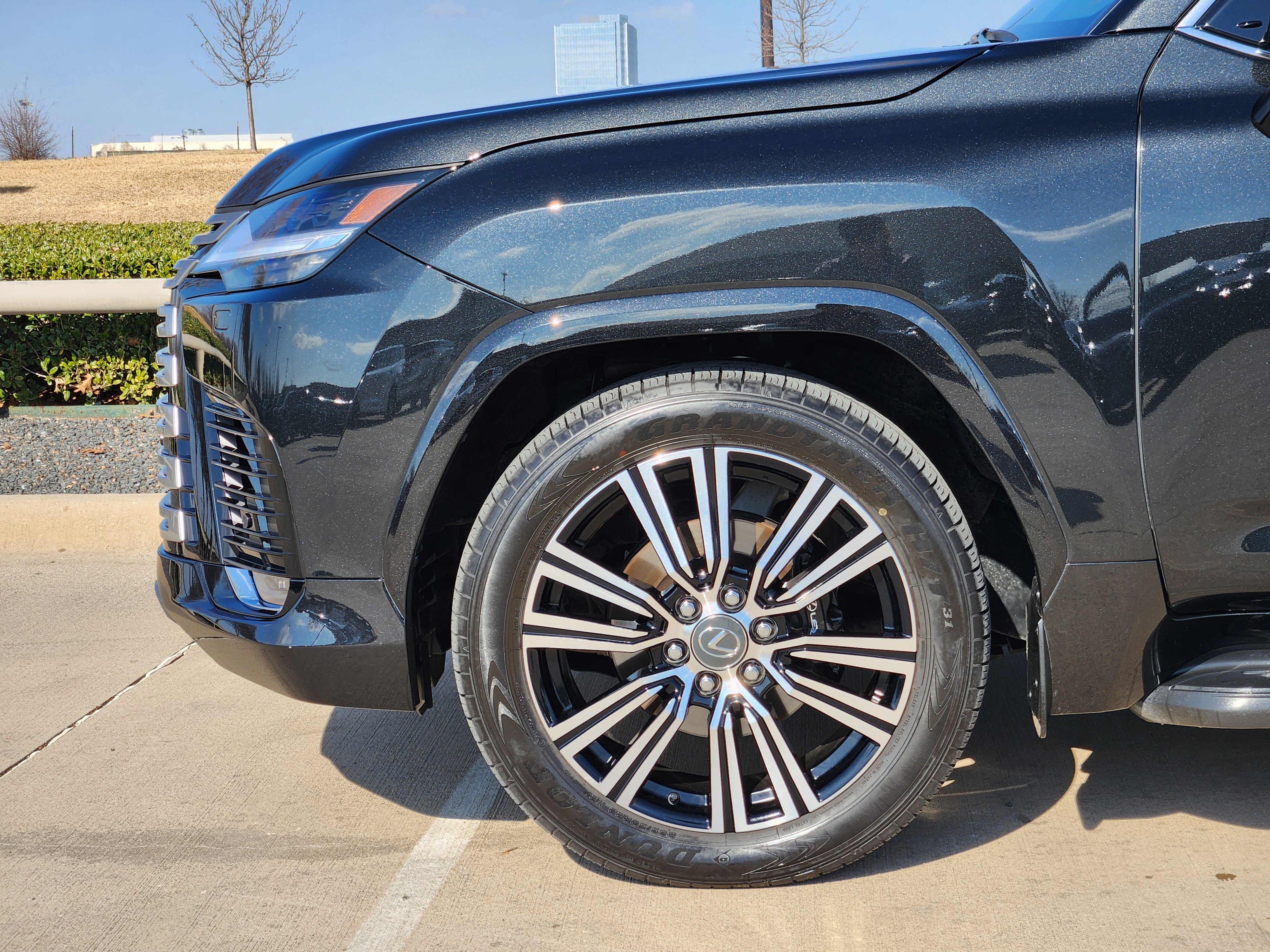 Used 2025 Lexus LX 600 4WD w/ Luxury Package image 9
