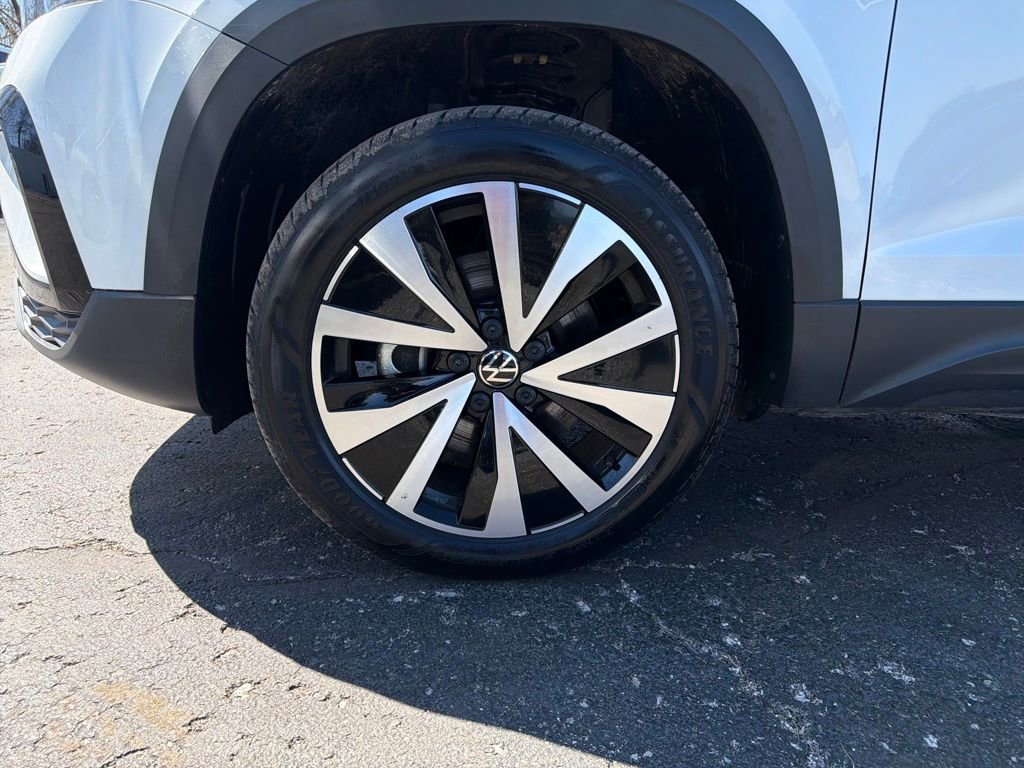 Used 2024 Volkswagen Taos SE image 31