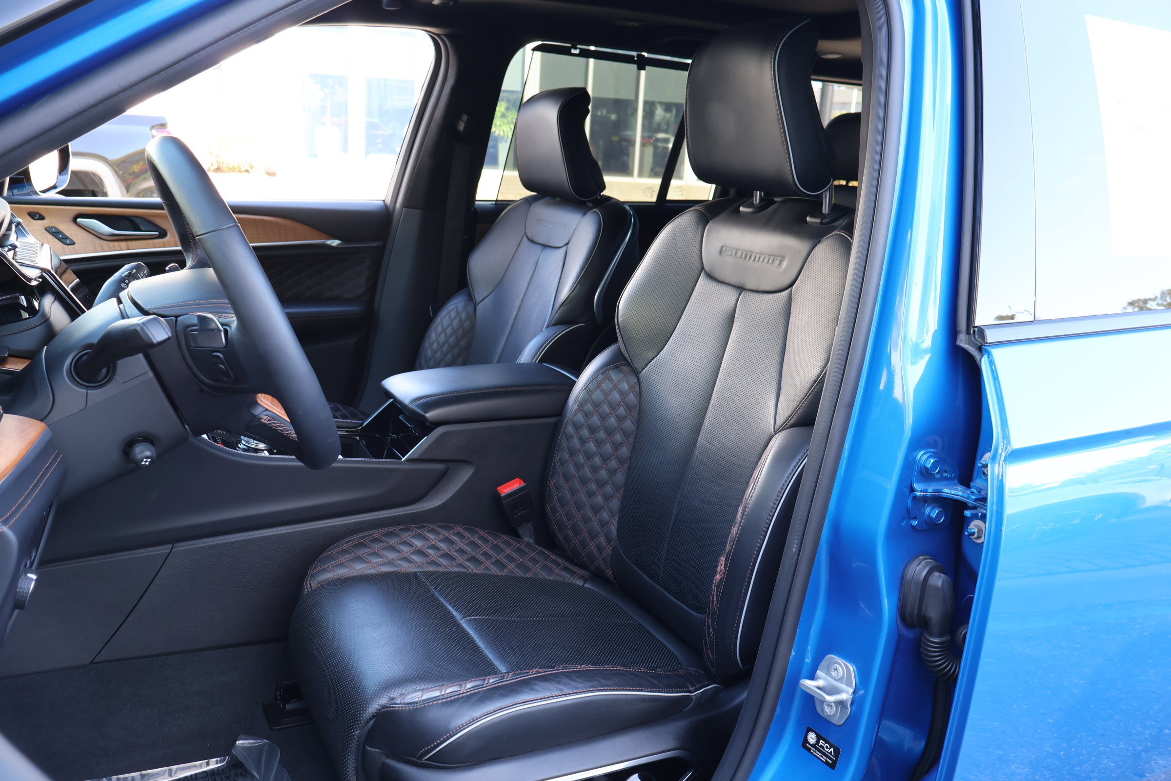 Used 2023 Jeep Grand Cherokee Summit image 2