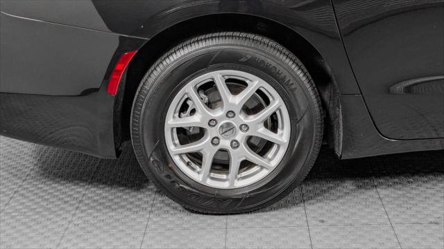 Used 2023 Chrysler Voyager LX image 32