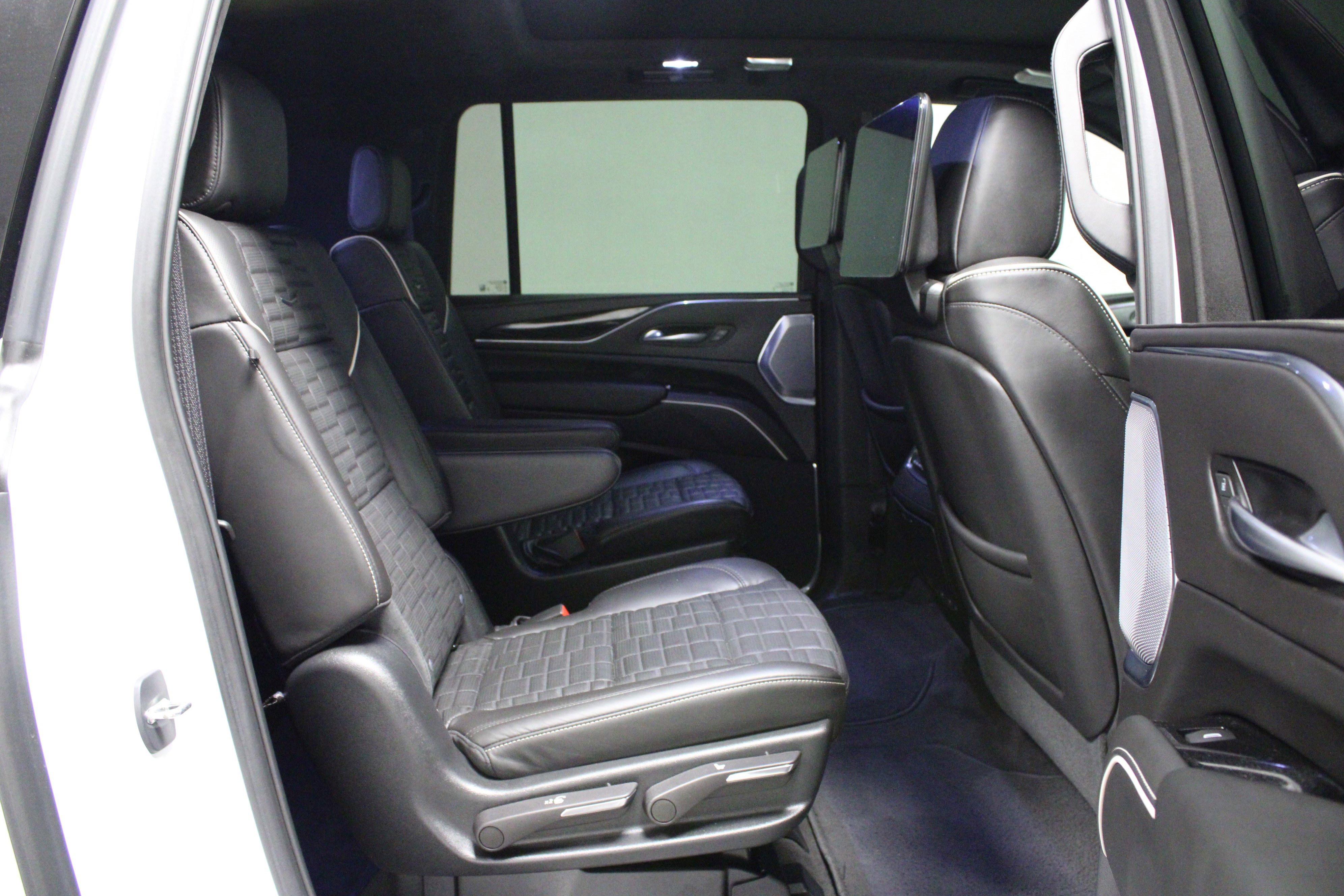 Used 2023 Cadillac Escalade ESV V w/ Heavy-Duty Trailer Package image 19