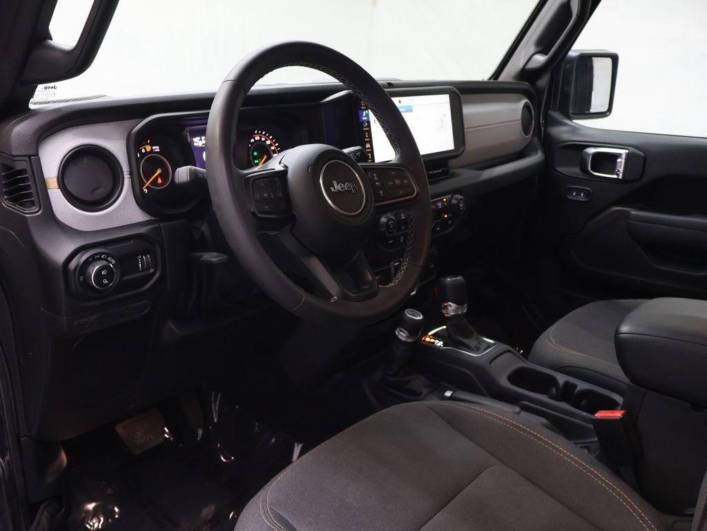 Used 2025 Jeep Gladiator Sport AWD/4WD image 17