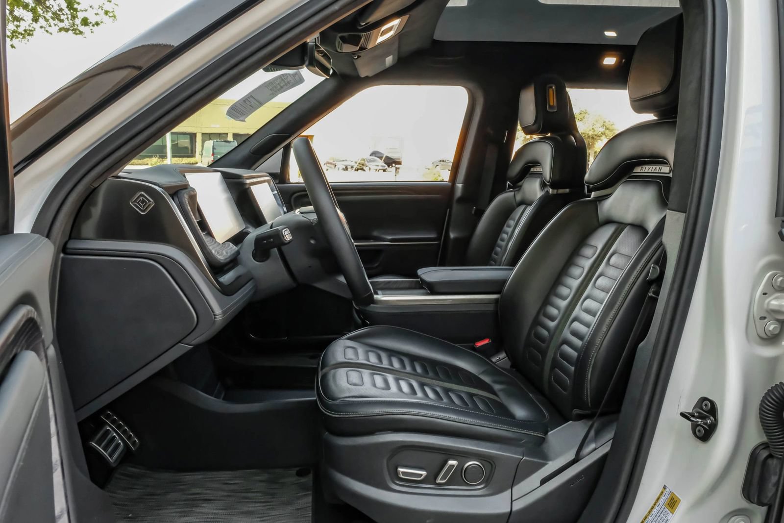 Used 2024 Rivian R1S Adventure AWD/4WD image 3