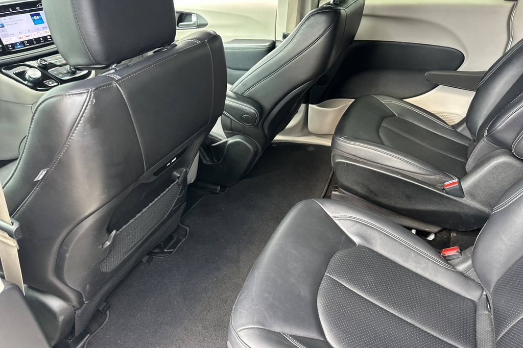Used 2024 Chrysler Pacifica Limited FWD image 12