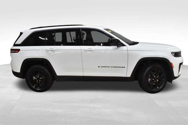 New 2026 Jeep Grand Cherokee Altitude image 3