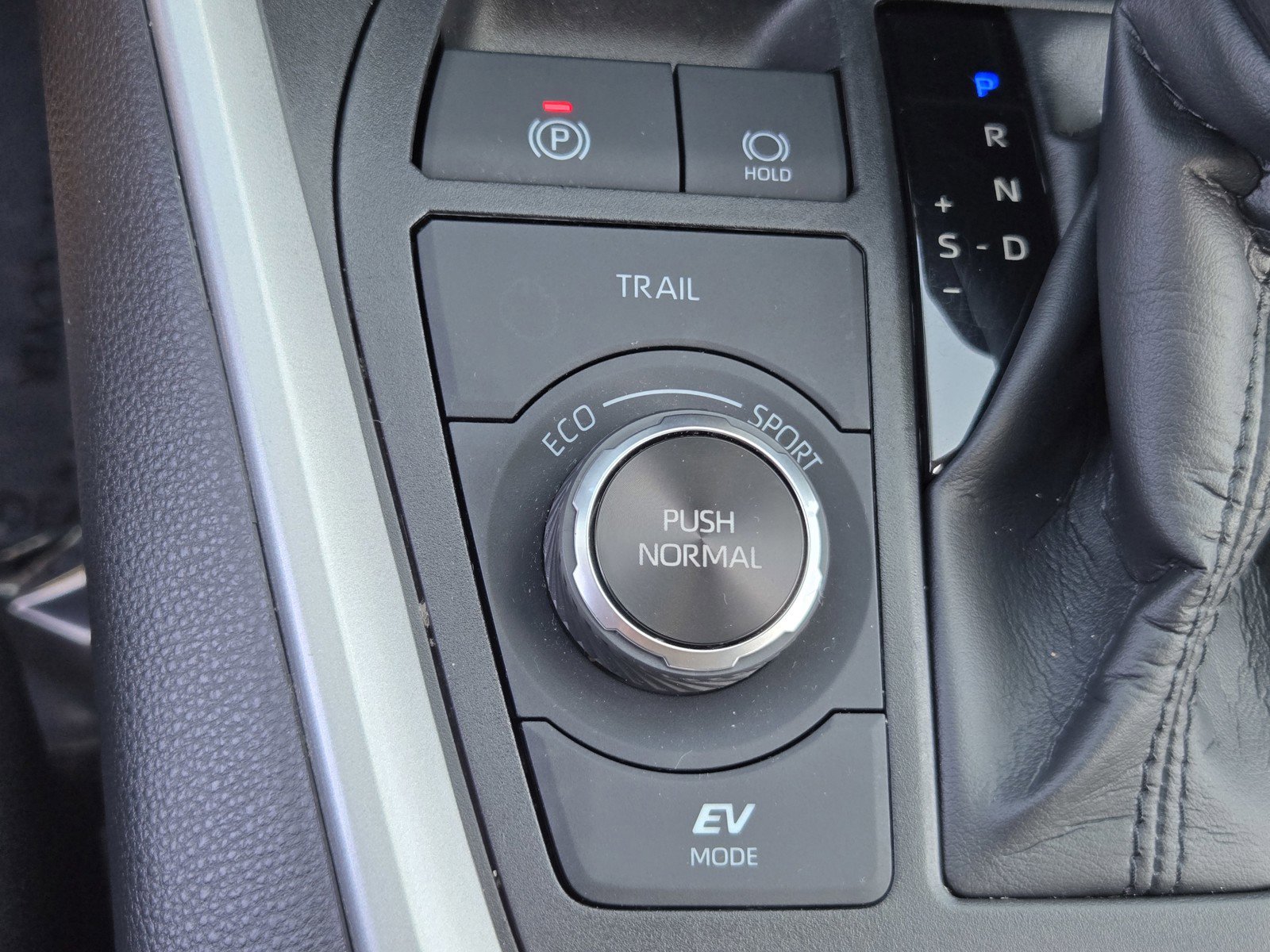 Used 2024 Toyota RAV4 LE AWD/4WD image 19