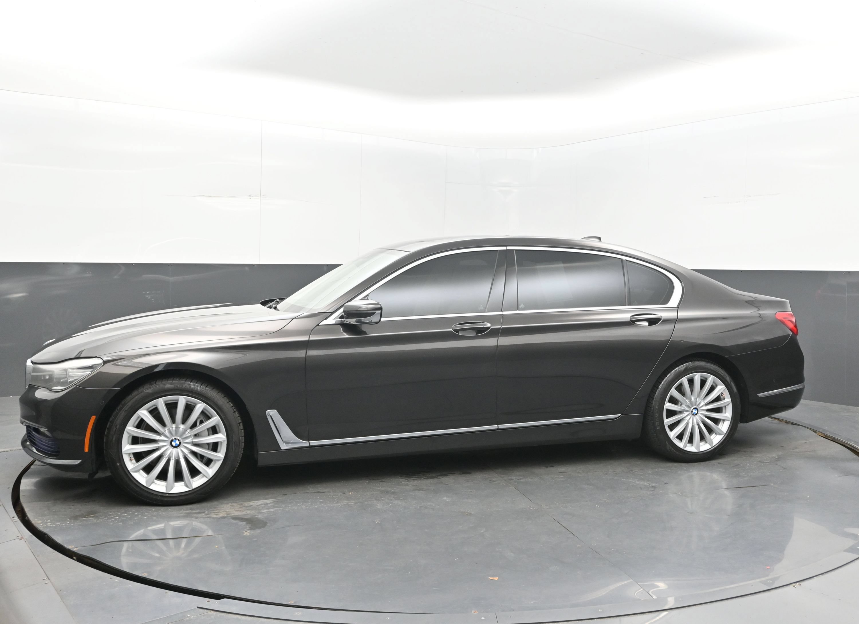 Used 2017 BMW 740i xDrive AWD/4WD image 6