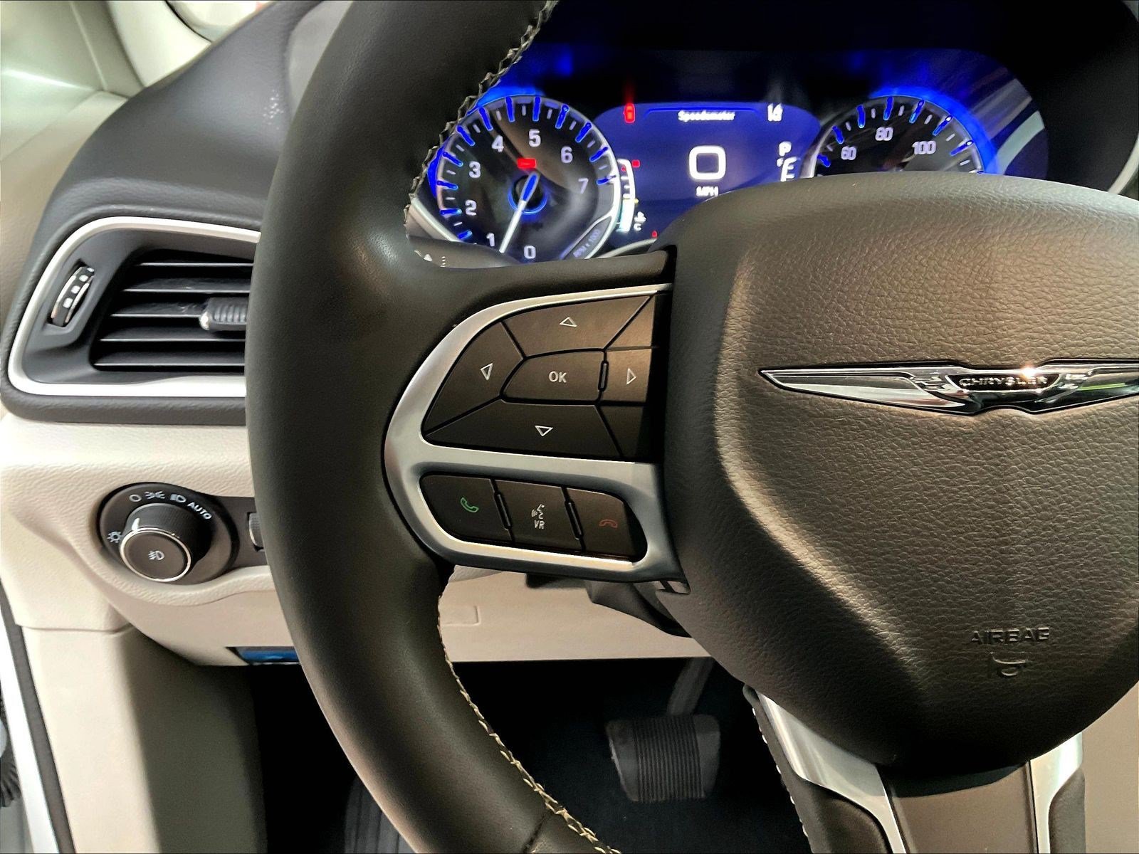Used 2022 Chrysler Pacifica Touring-L FWD image 10