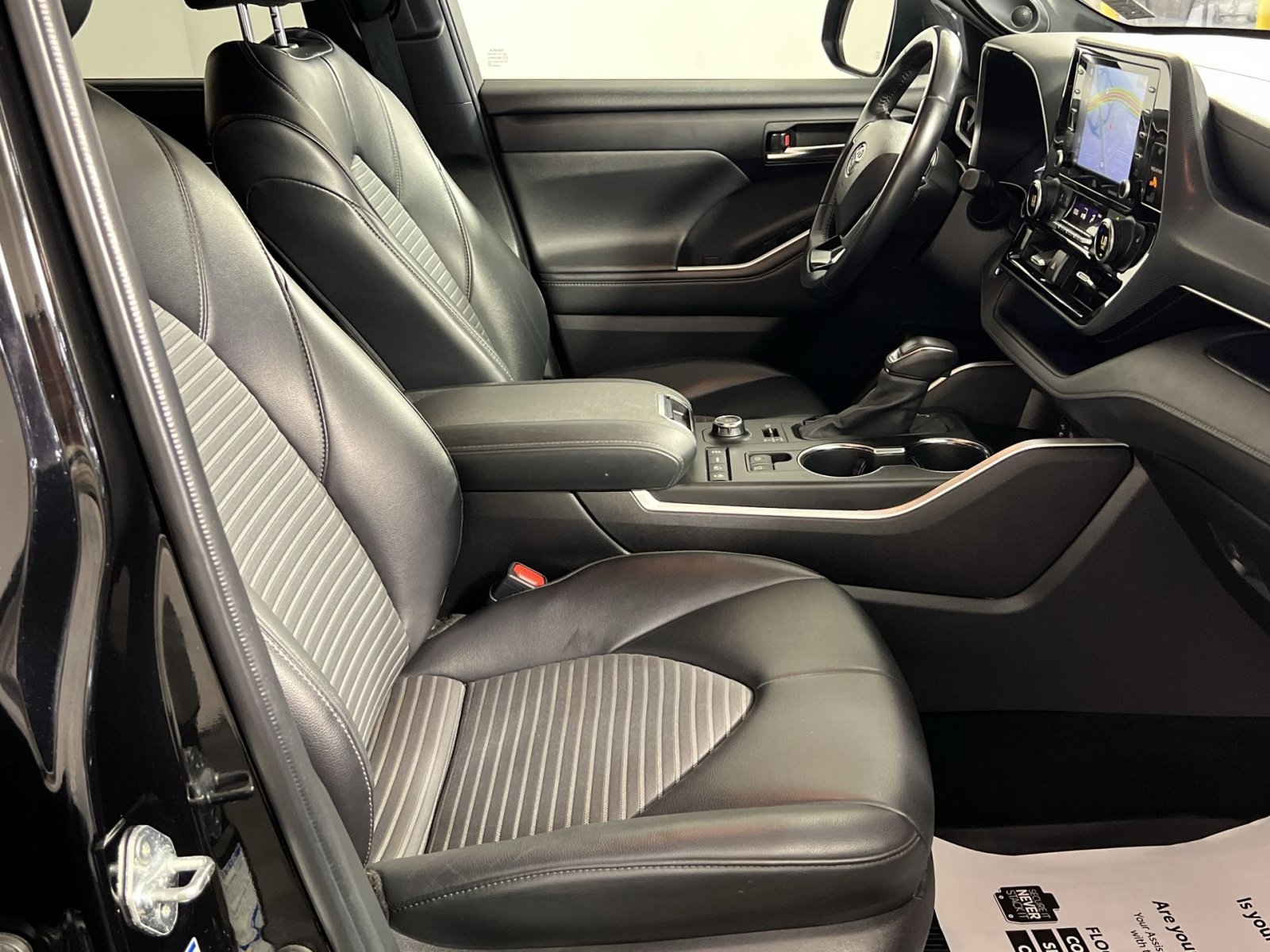 Used 2022 Toyota Highlander XSE AWD/4WD image 30