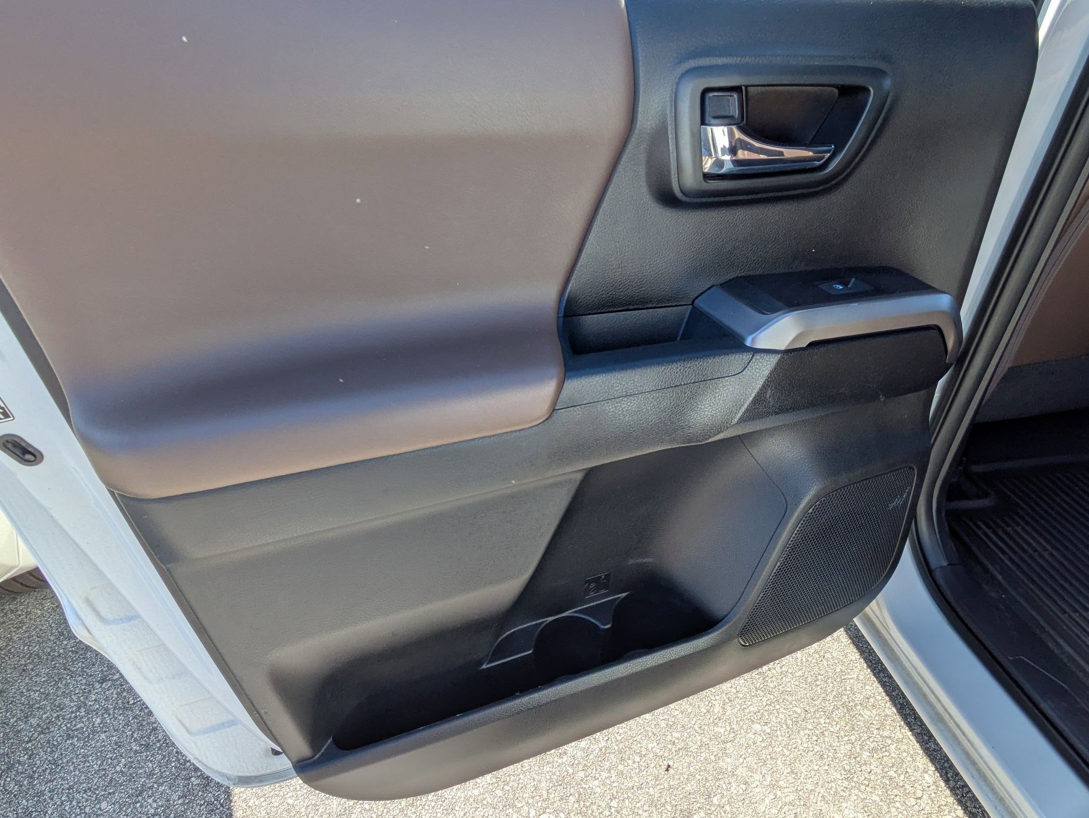 Used 2016 Toyota Tacoma Limited w/ Towing Package image 26