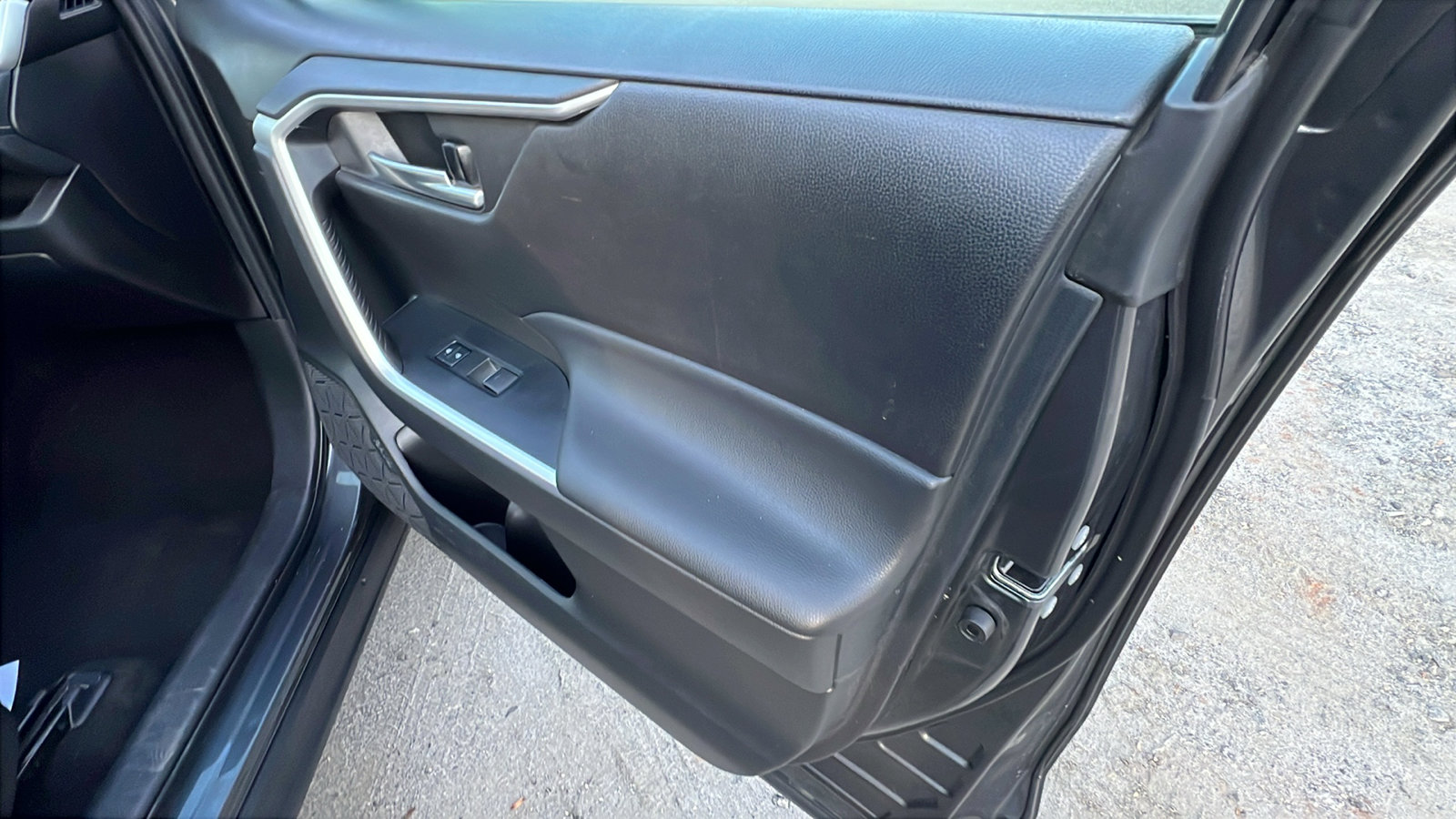 Used 2023 Toyota RAV4 XLE image 19