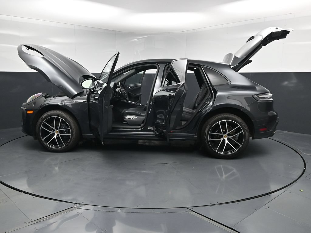 Certified 2025 Porsche Macan AWD/4WD image 34