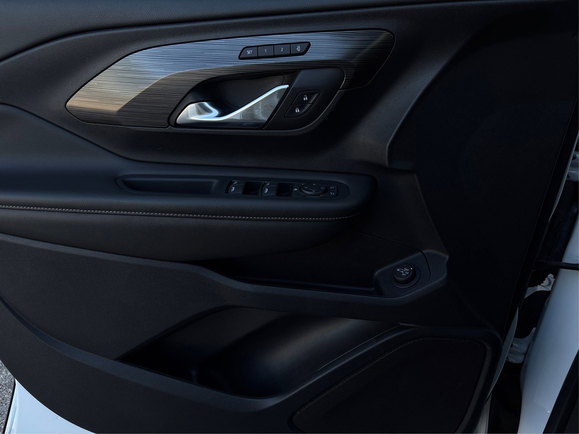 Used 2023 GMC Terrain SLT w/ Elevation Edition image 21