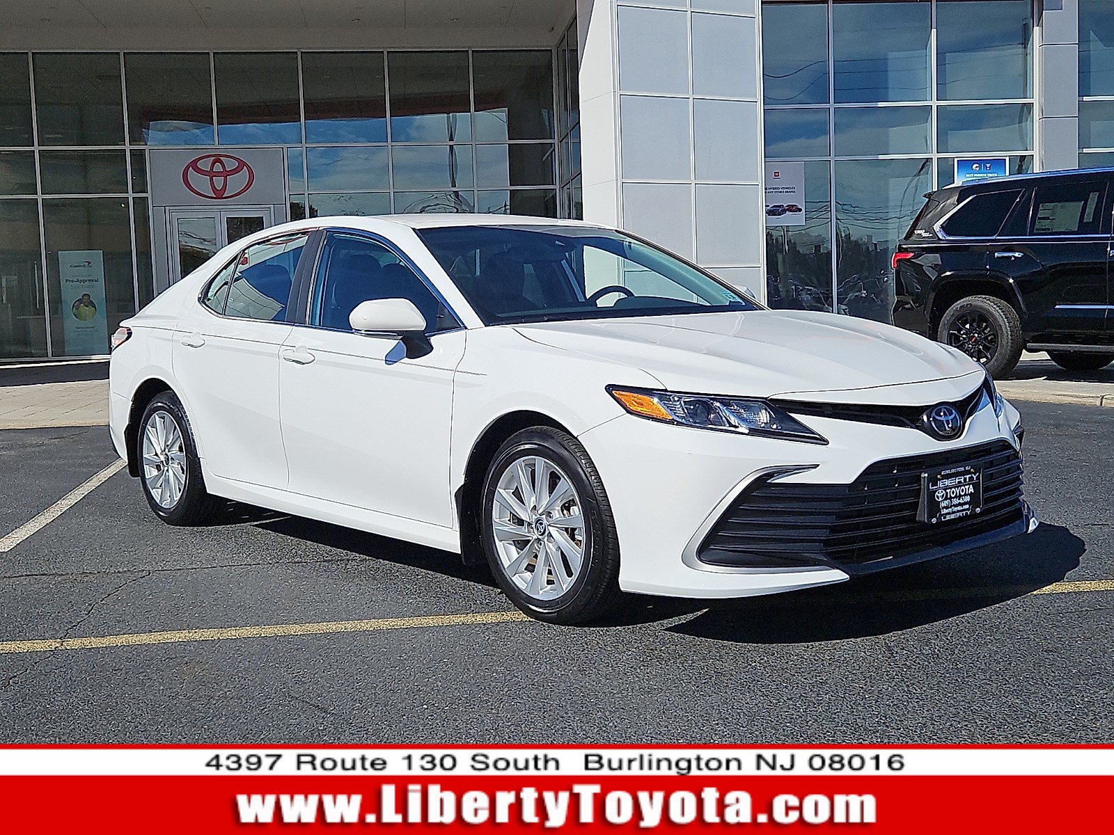 Used 2024 Toyota Camry LE w/ Convenience Package FWD image 1