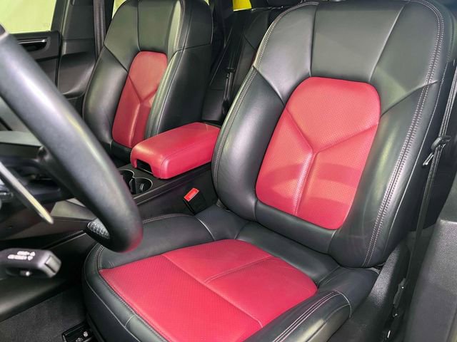 Certified 2023 Porsche Macan Turbo image 5