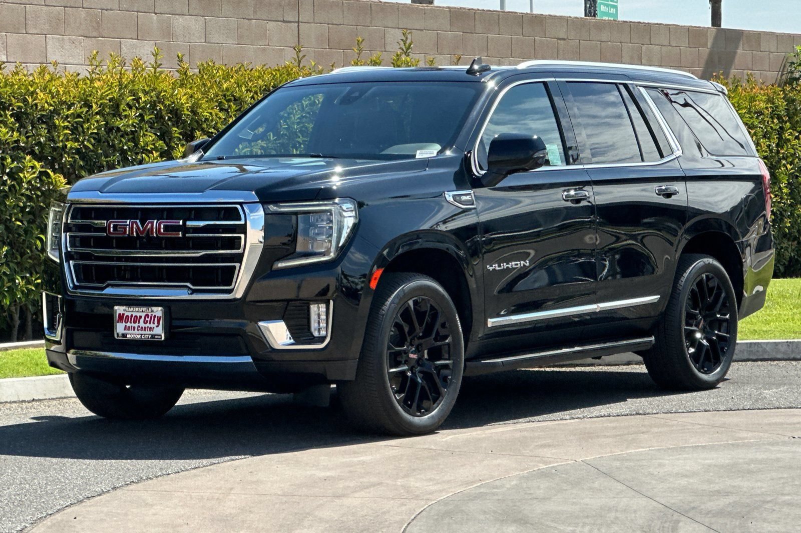 Certified 2023 GMC Yukon SLT w/ SLT Premium Package AWD/4WD image 8