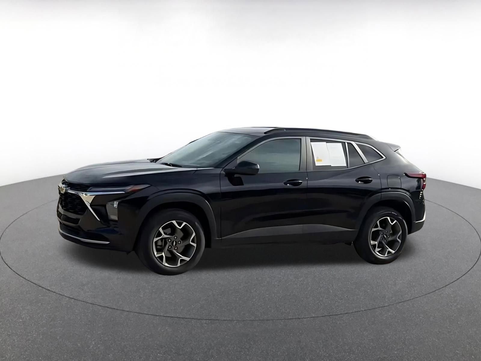 Used 2025 Chevrolet Trax LT FWD image 8