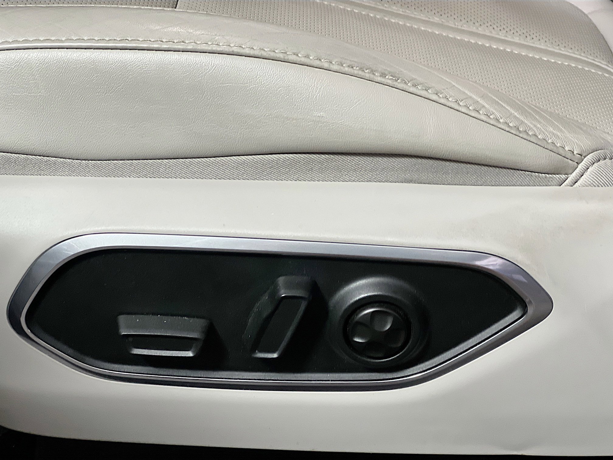 Used 2024 Jeep Wagoneer Series II w/ Flexible Seating Group image 15