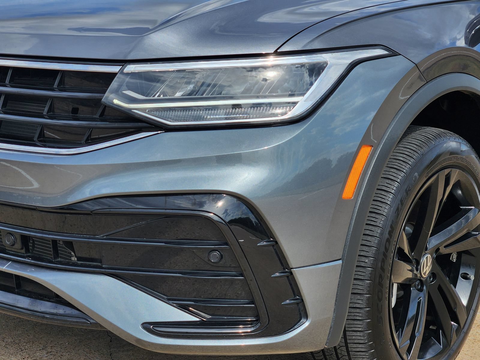 Used 2024 Volkswagen Tiguan SE R-Line AWD/4WD image 10