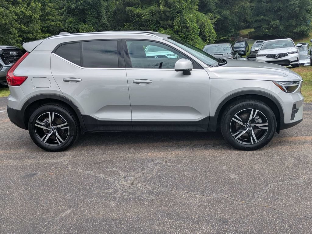 Certified 2025 Volvo XC40 B5 Core AWD/4WD image 7