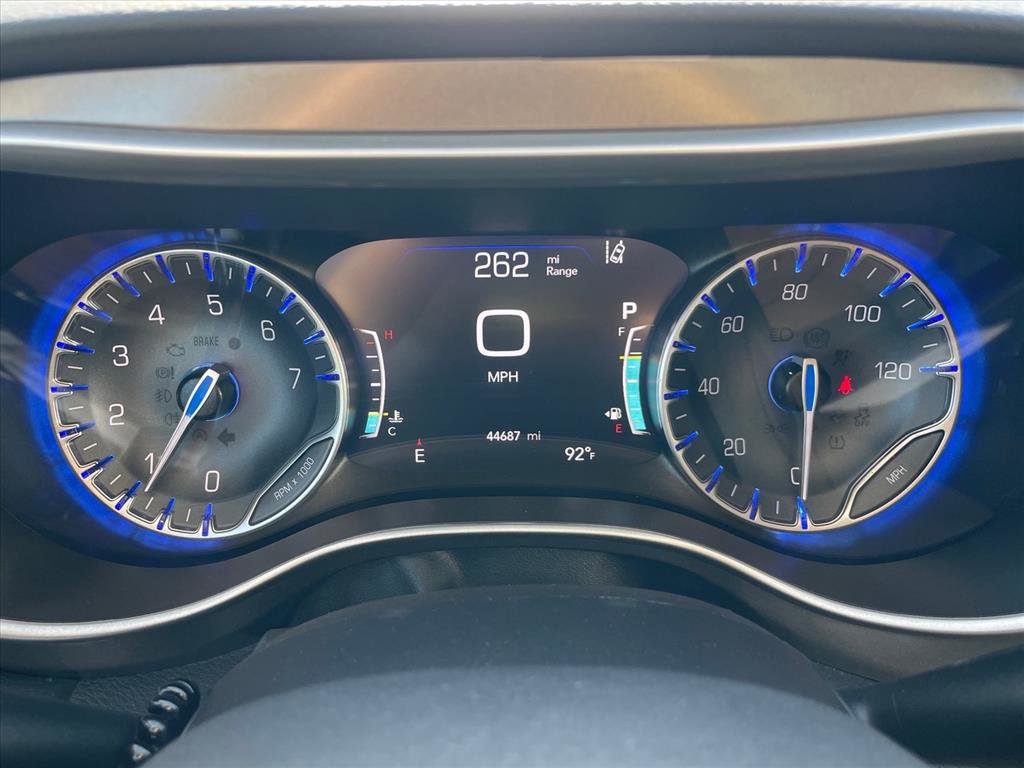 Used 2024 Chrysler Pacifica Touring-L FWD image 11