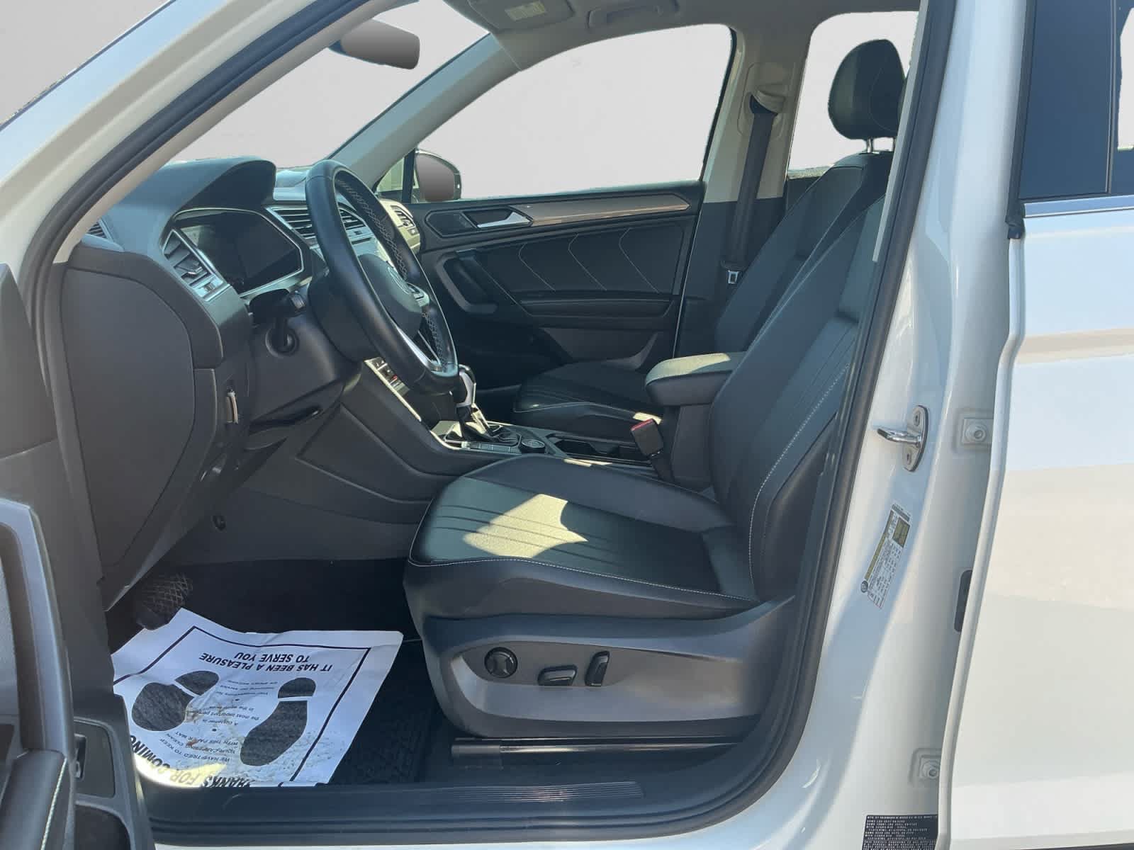 Used 2024 Volkswagen Tiguan SE w/ Panoramic Sunroof Package AWD/4WD image 9