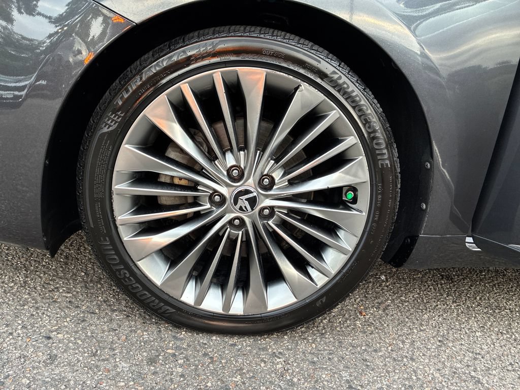 Used 2018 Kia Cadenza Limited FWD image 16