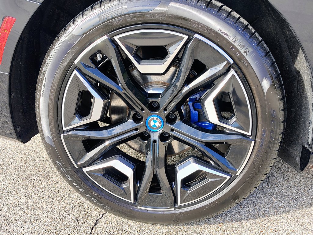 Used 2023 BMW iX xDrive50 w/ Ultimate Package 2 AWD/4WD image 11