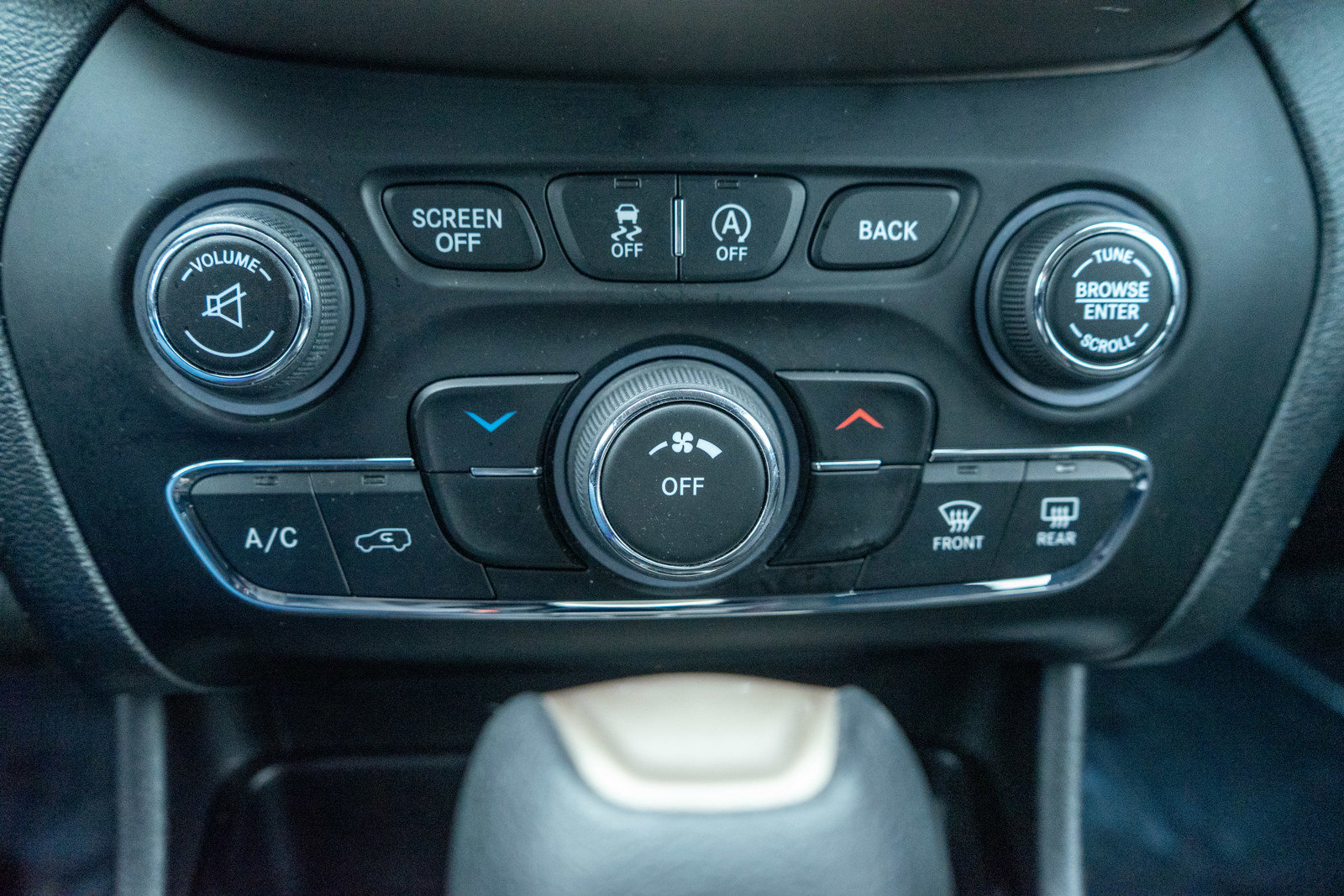 Used 2017 Jeep Cherokee Latitude w/ Cold Weather Group image 19