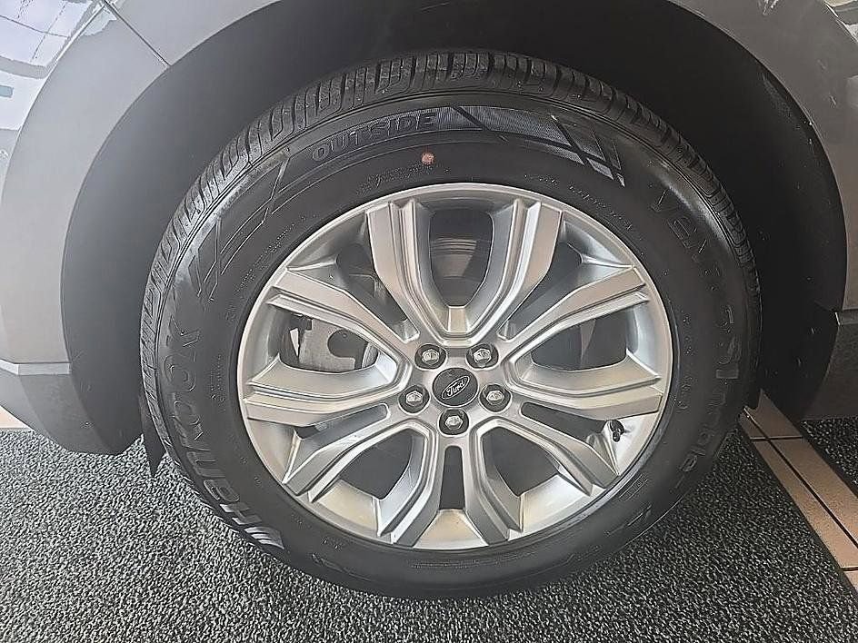 Used 2023 Ford Edge Titanium image 43