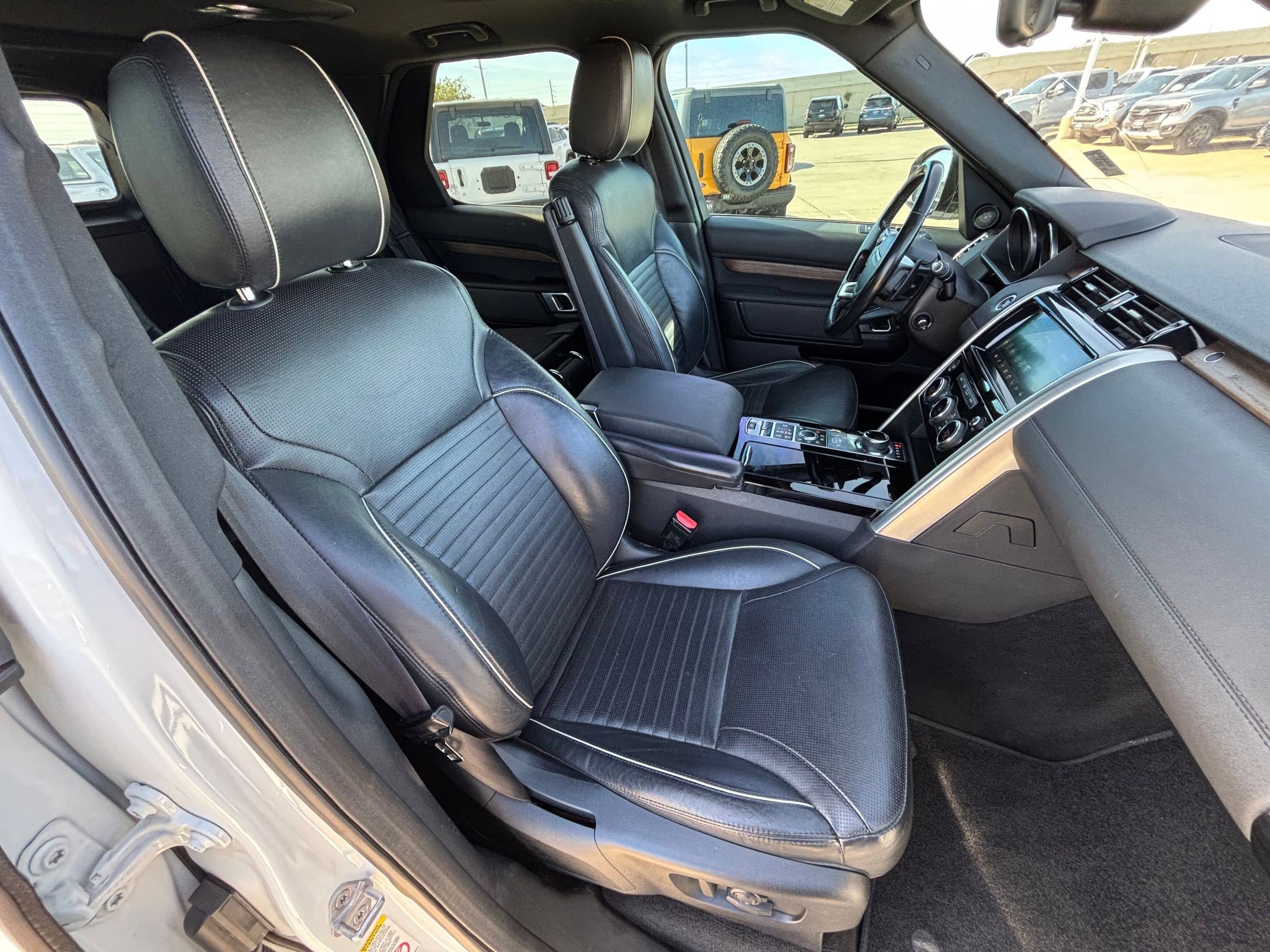 Used 2017 Land Rover Discovery HSE image 33