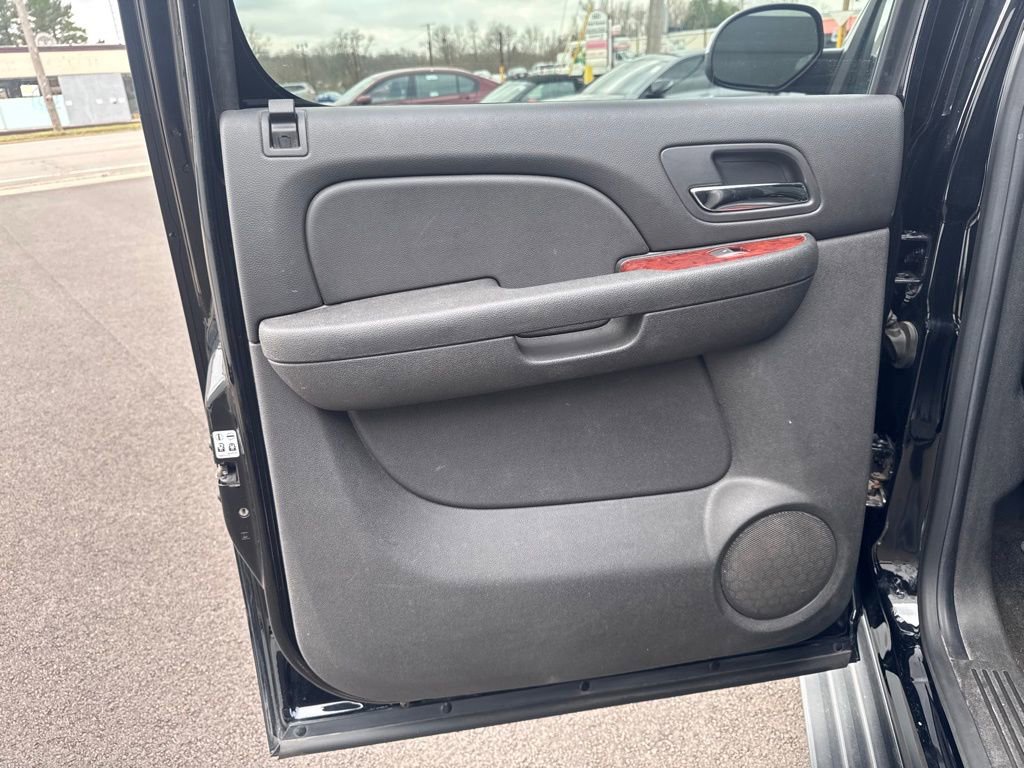 Used 2013 Chevrolet Avalanche LT image 25