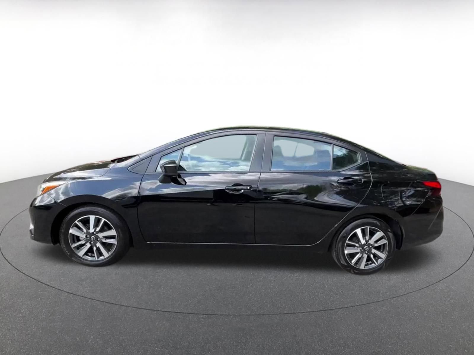 Used 2025 Nissan Versa SV image 9