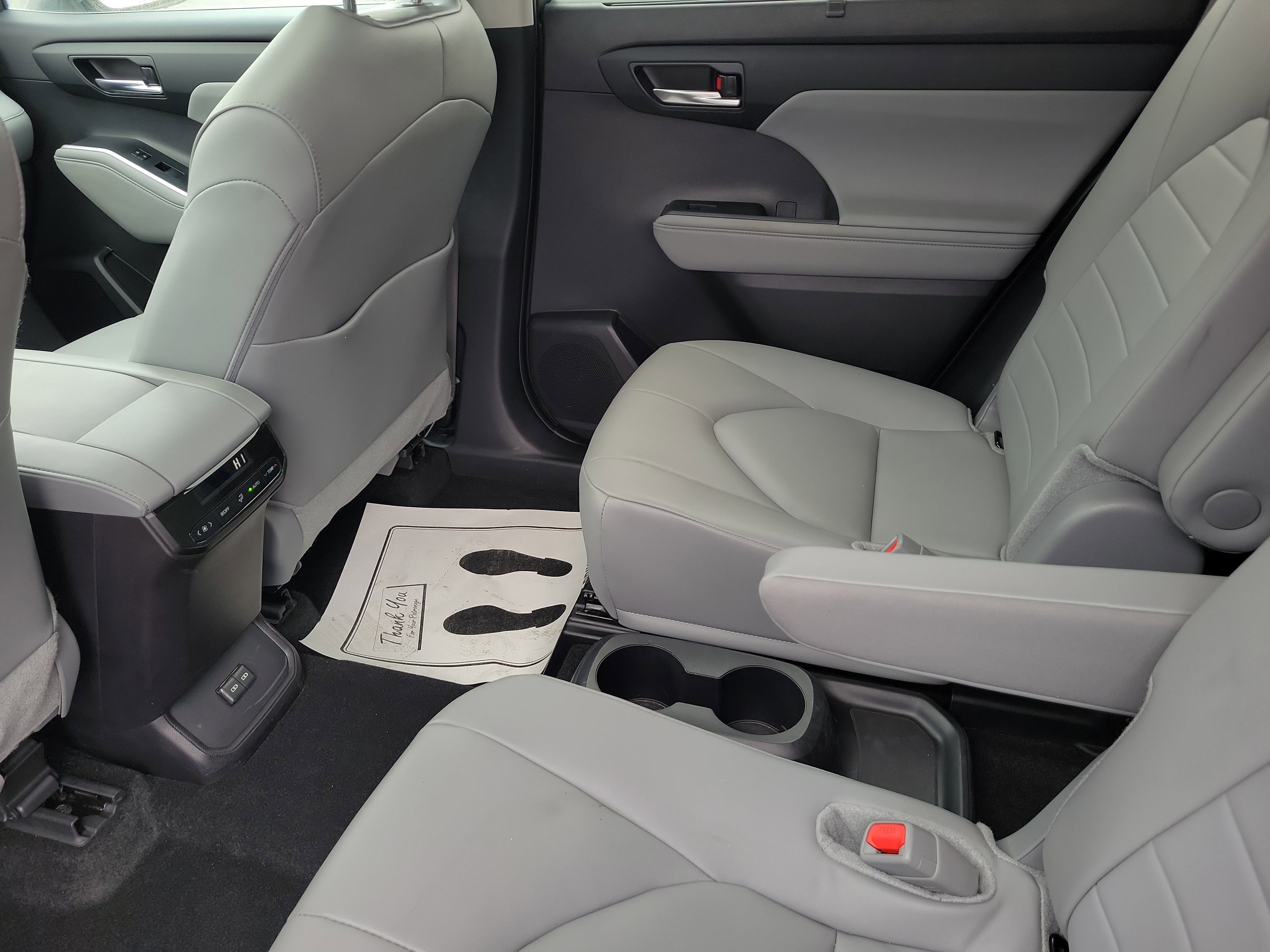 Used 2024 Toyota Highlander XLE image 9