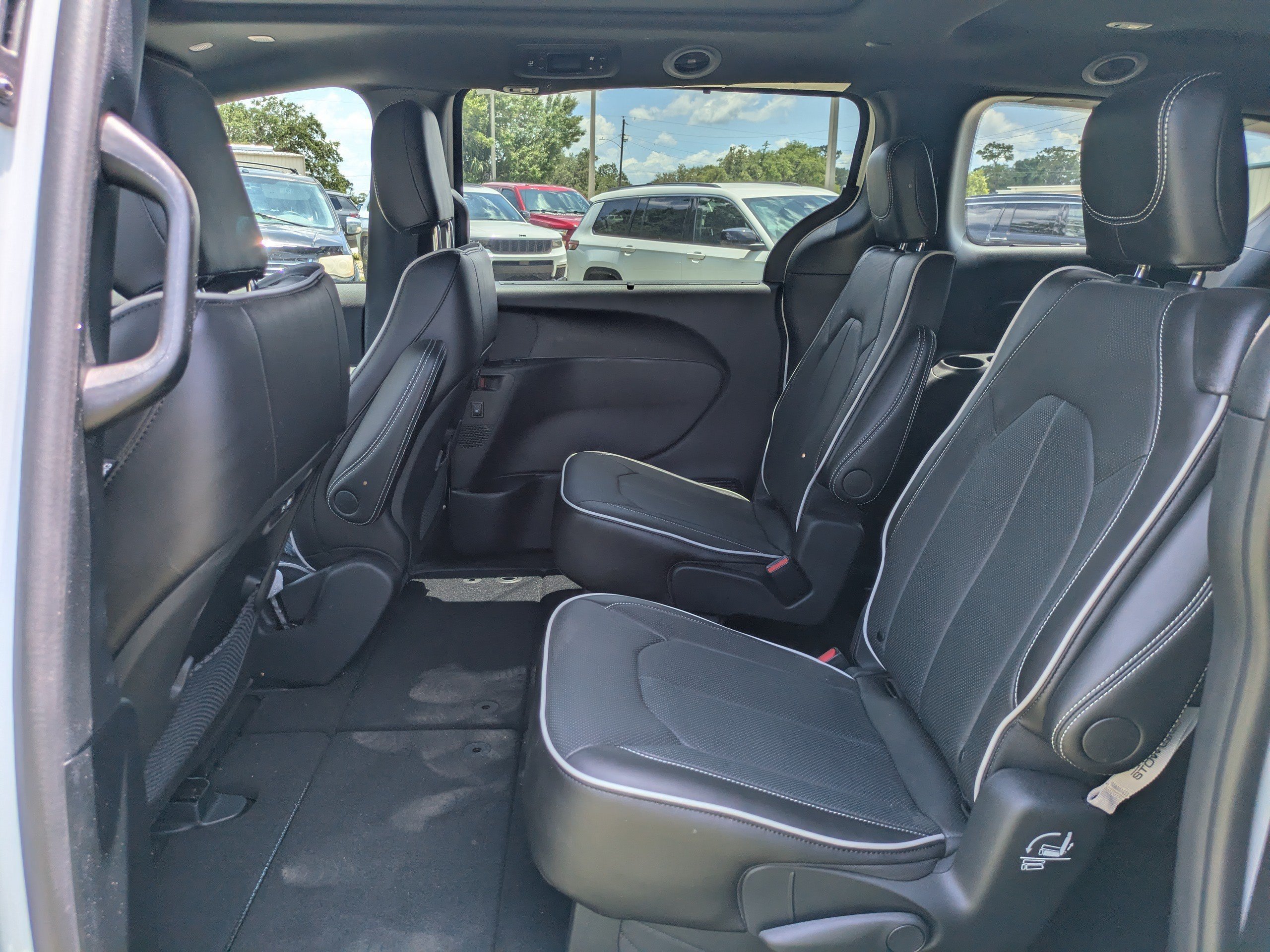 Used 2025 Chrysler Pacifica Limited FWD image 12