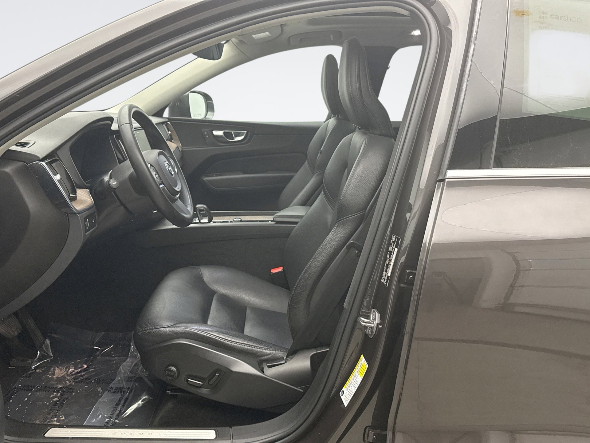 Used 2022 Volvo XC60 B5 Momentum w/ Climate Package image 11