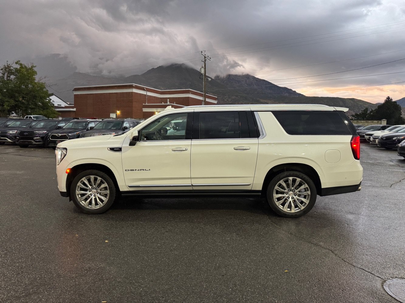 Used 2023 GMC Yukon XL Denali w/ Denali Reserve Package AWD/4WD image 2
