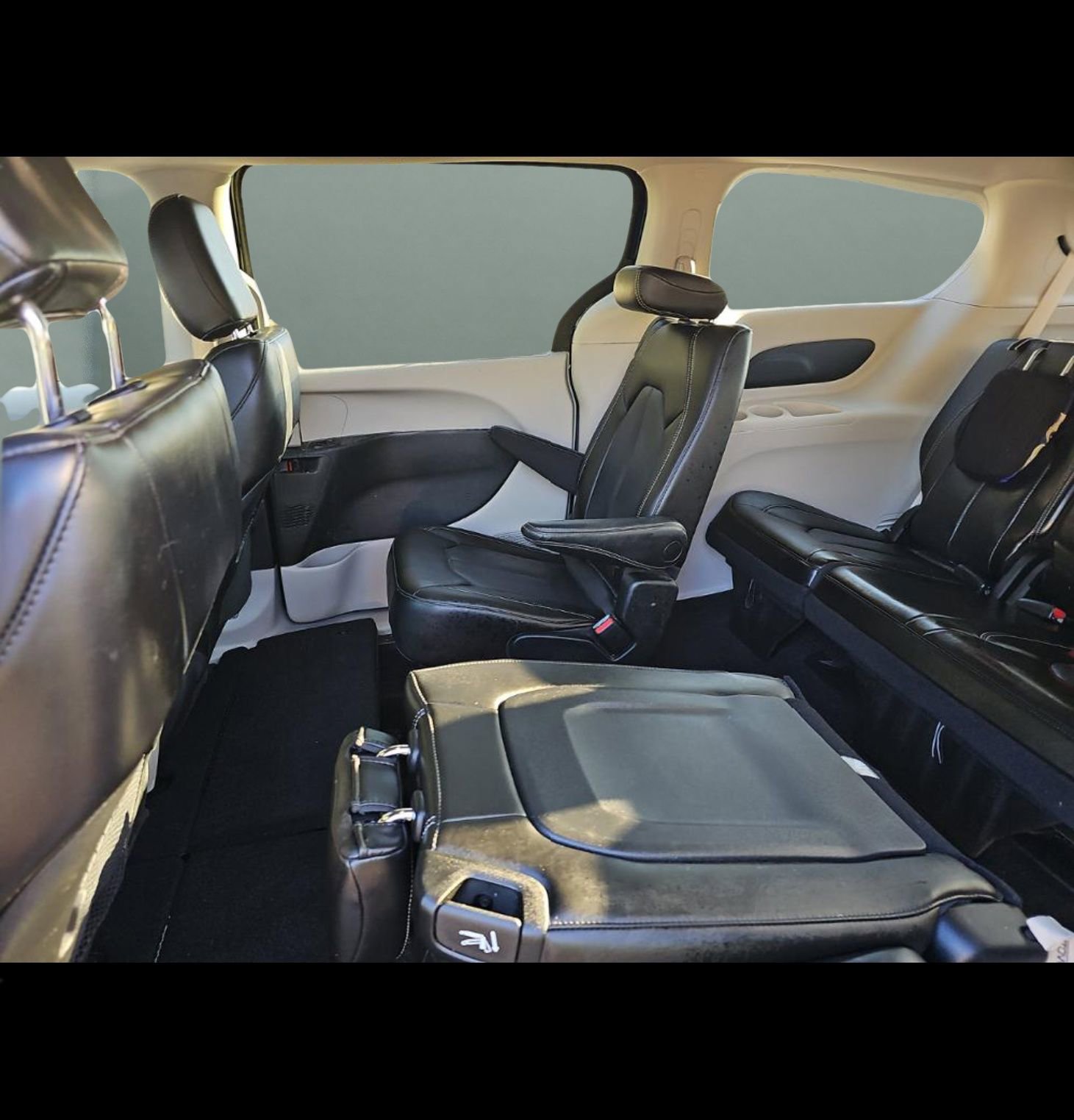 Used 2023 Chrysler Pacifica Touring-L image 11