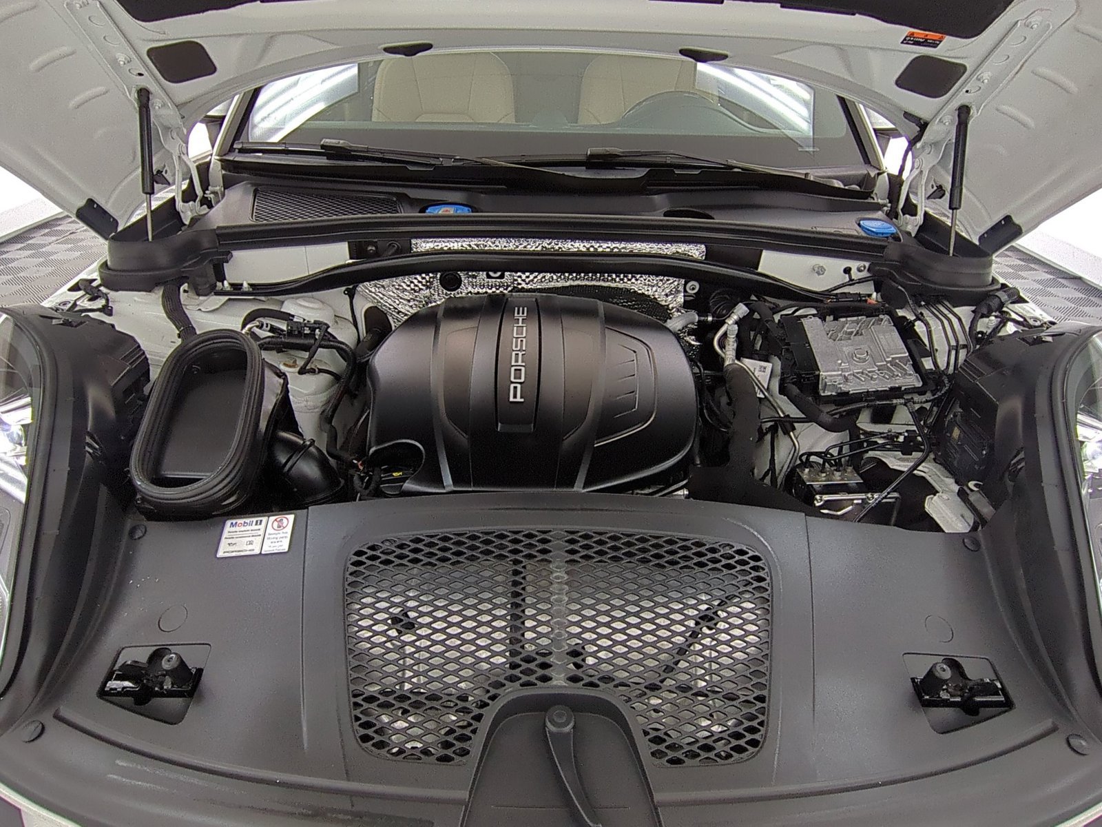 Certified 2020 Porsche Macan AWD/4WD image 27