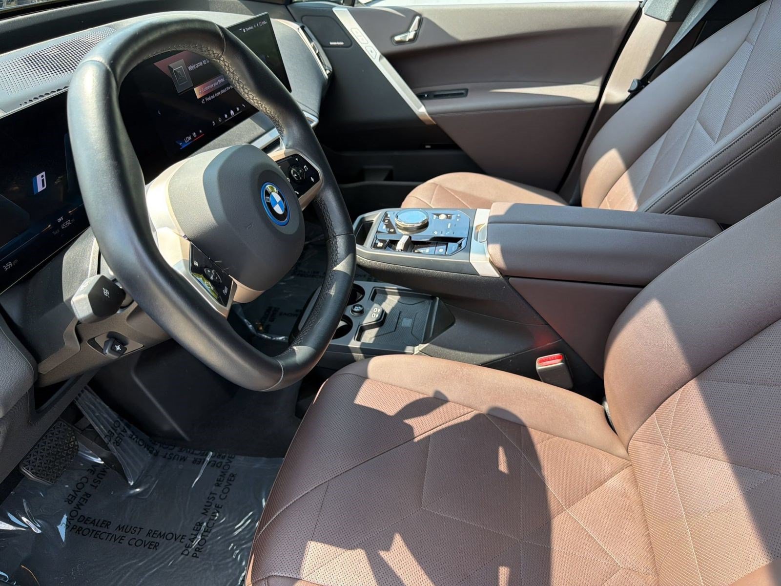 Used 2024 BMW iX xDrive50 w/ Sport Package AWD/4WD image 4