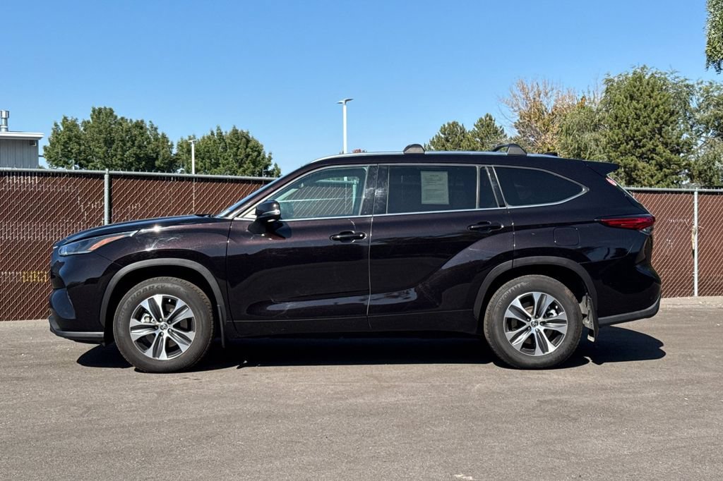 Used 2021 Toyota Highlander XLE AWD/4WD image 10