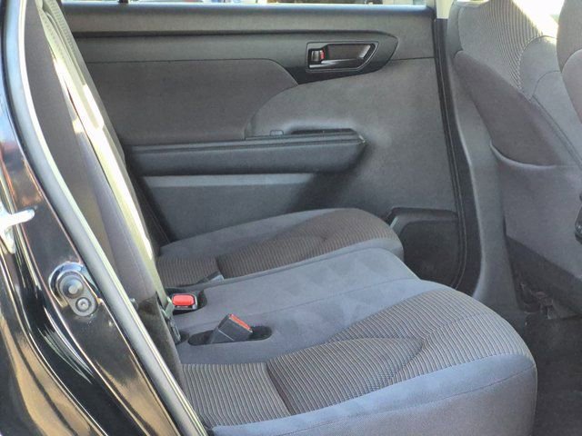 Used 2024 Toyota Highlander LE image 18