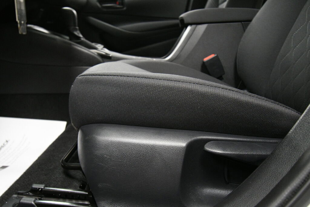 Certified 2025 Toyota Corolla LE image 10