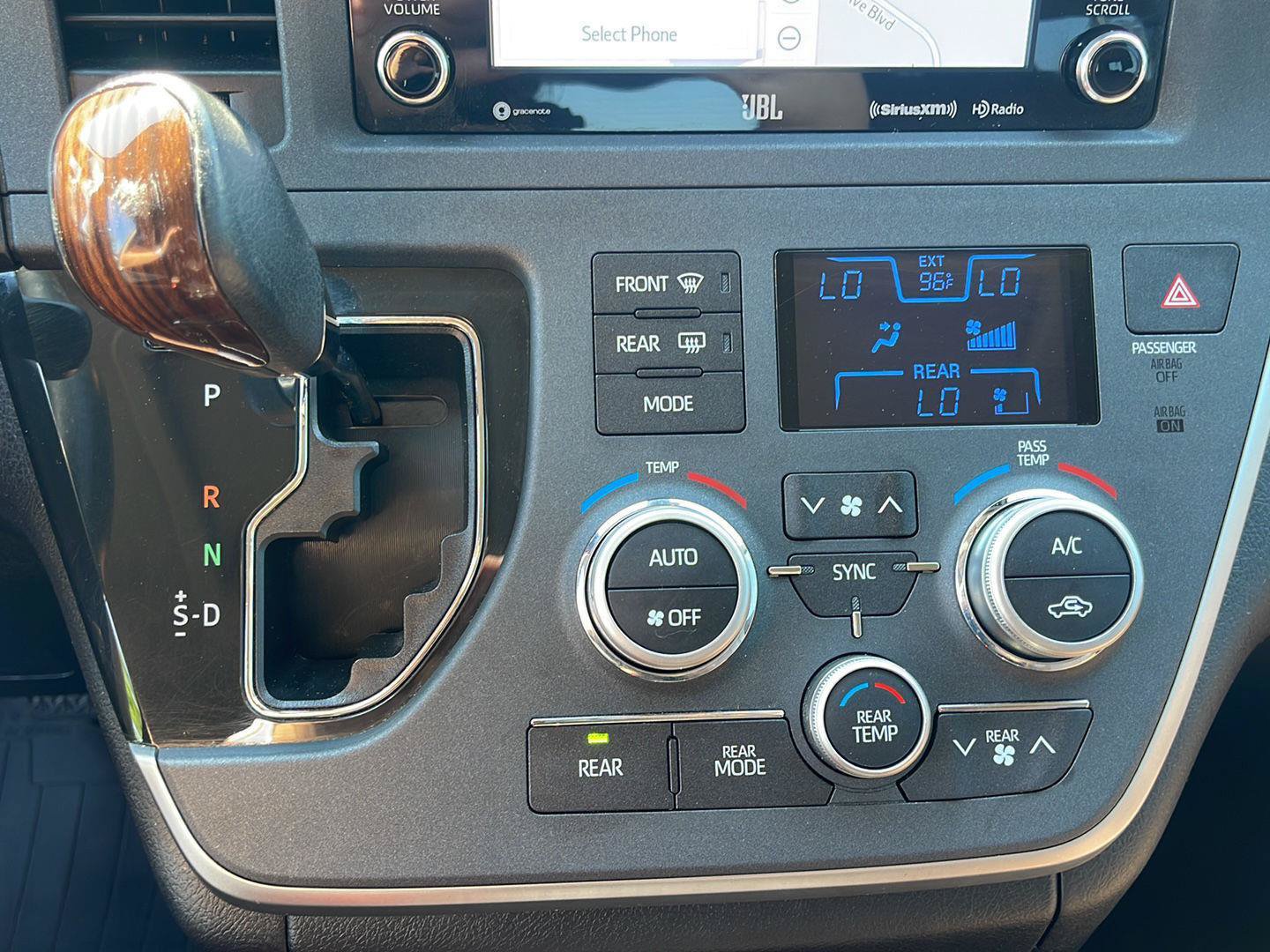 Used 2020 Toyota Sienna Limited Premium FWD image 25