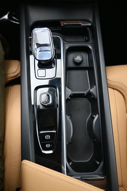 Used 2023 Volvo XC60 B6 Ultimate w/ Climate Package image 11