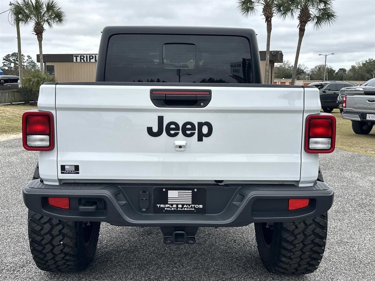 Used 2025 Jeep Gladiator Sport image 6