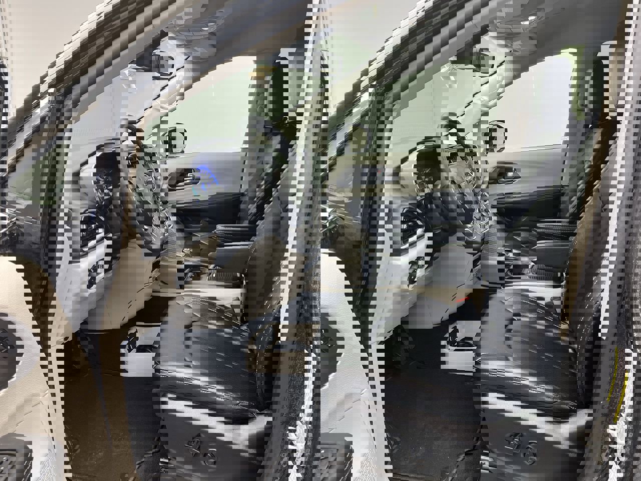 Used 2024 Chrysler Pacifica Touring-L image 3