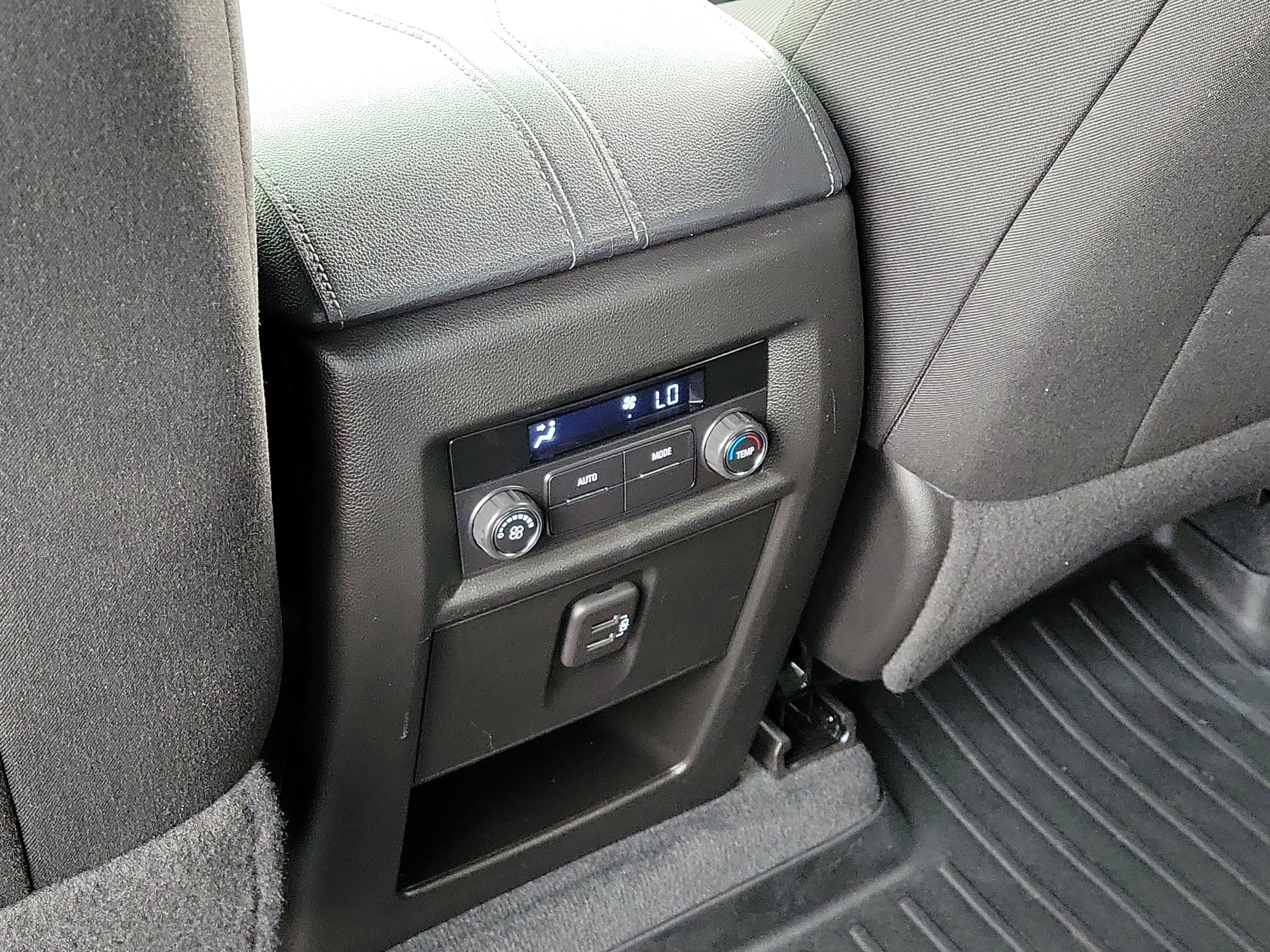 Used 2023 Chevrolet Traverse LT FWD image 15