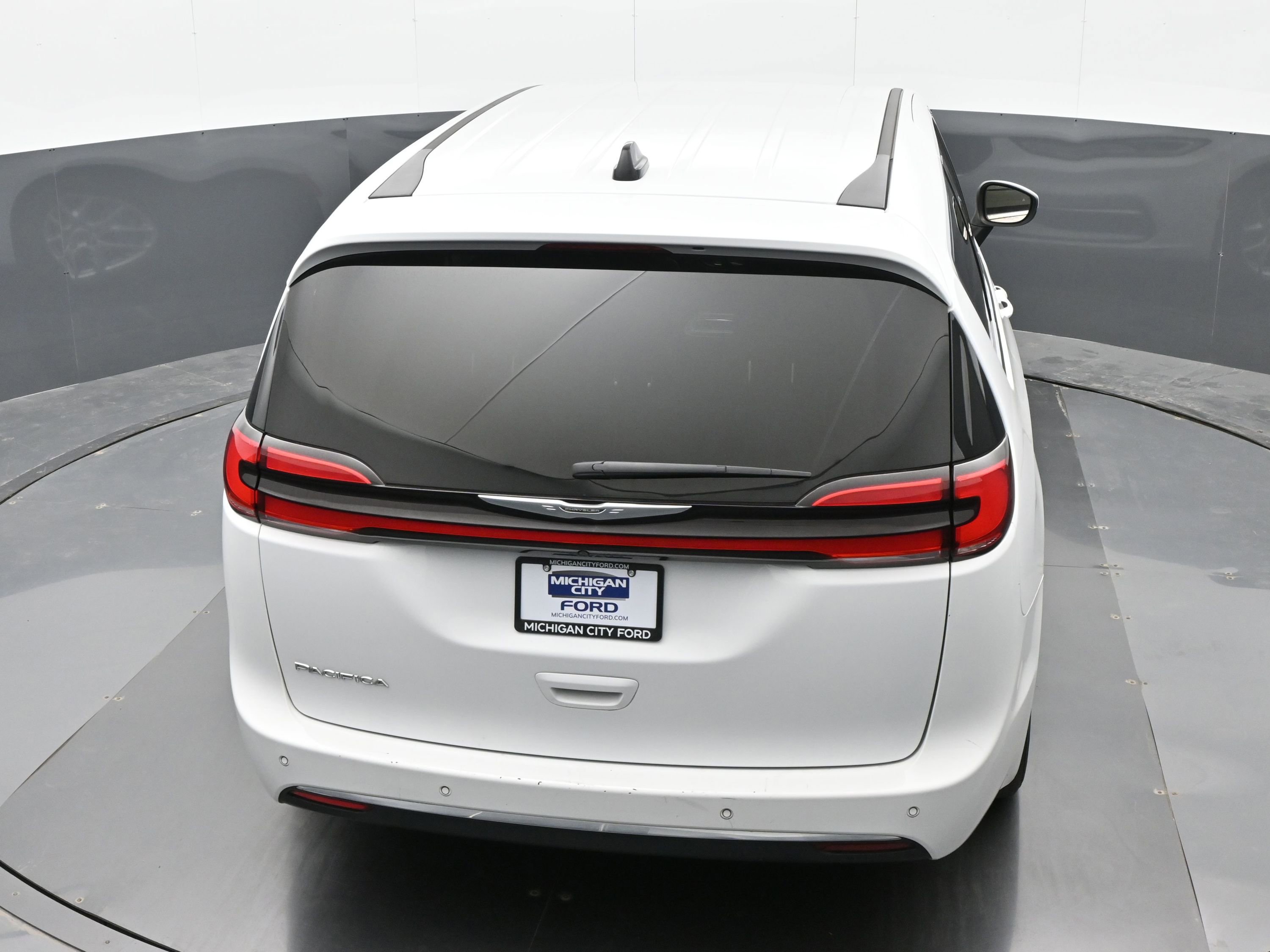 Used 2023 Chrysler Pacifica Touring FWD image 27