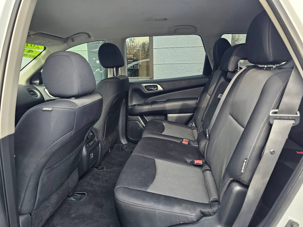 Used 2018 Nissan Pathfinder SV image 18